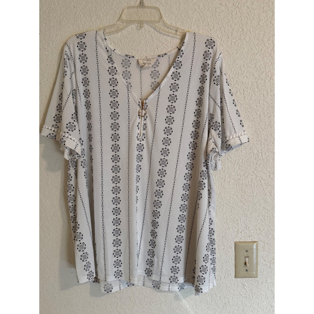 Flower & Feather Womens 3XL White Black Geometric Medallion Zip V-Neck‎ Blouse
